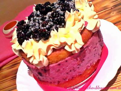 Tarta con mousse de moras y nata (y Dobby) Tarta con mousse de moras y nata (y Dobby)