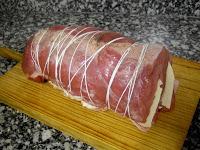 Lomo relleno con melocotones al romero Lomo relleno con melocotones al romero