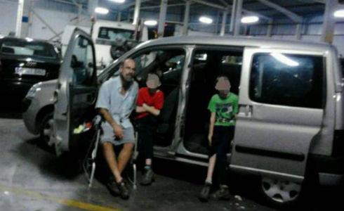 Cena con sus dos hijos discapacitados en el depósito de la grúa municipal Título de la imagen