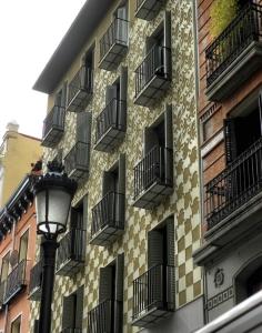 Una fachada con trampa Edificio inspirado en la obra de Escher, en Calle Conde Romanones 14, Madrid