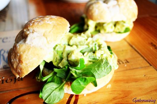Sándwich de aguacate y huevo Sándwich de aguacate y huevo