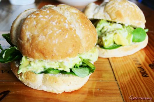 Sándwich de aguacate y huevo Sándwich de aguacate y huevo
