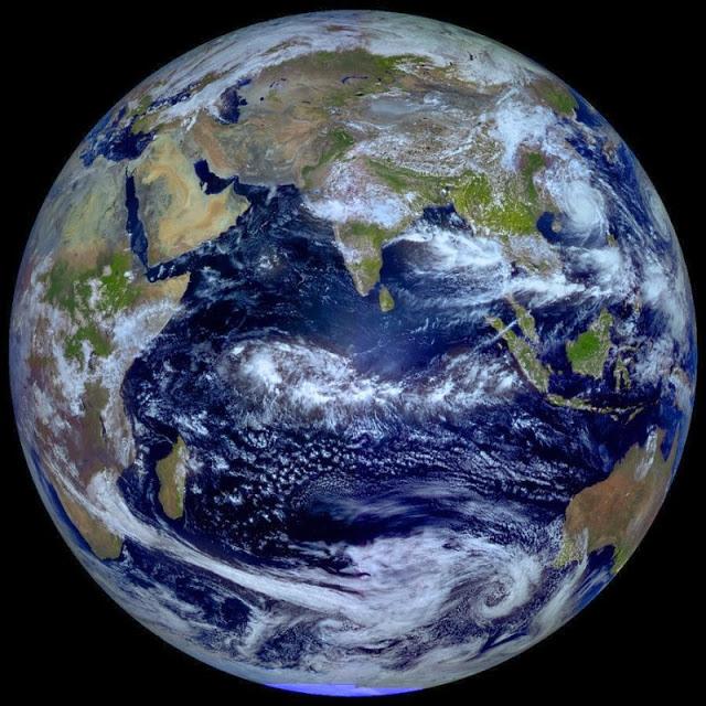 La Tierra vista desde el espacio en el equinoccio de otoño