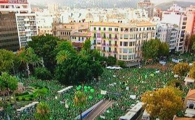 Casi cien mil personas, vestidas de verde, colapsan Palma de Mallorca.