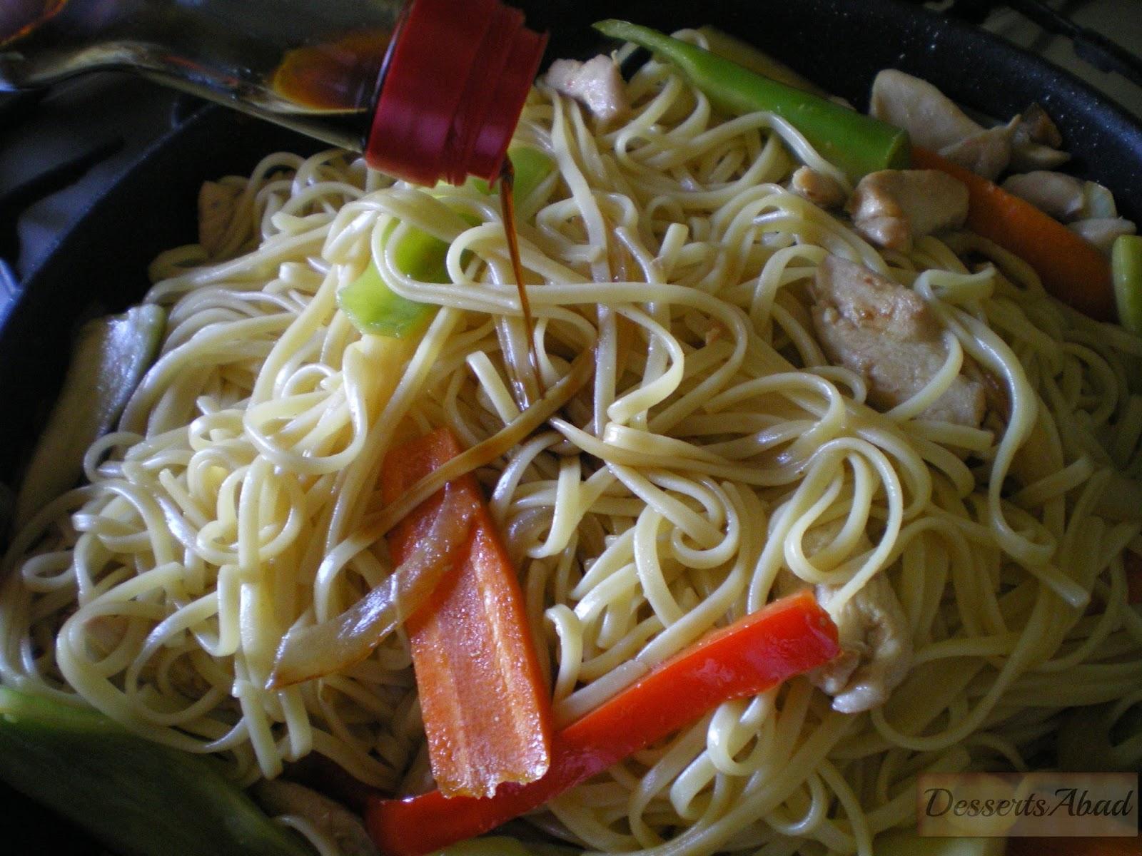 Tallarines fritos con pollo y verduras Tallarines fritos con pollo y verduras