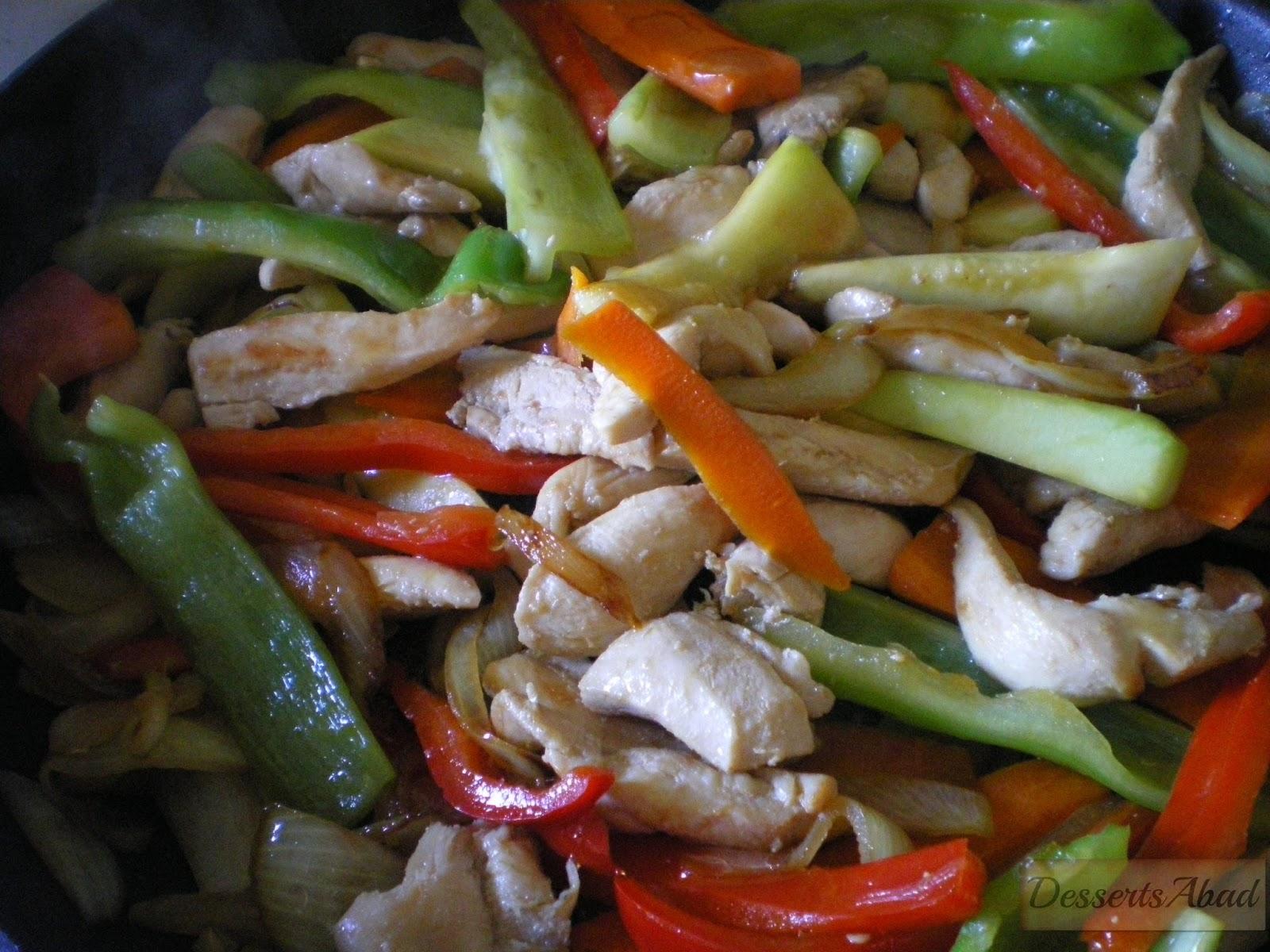 Tallarines fritos con pollo y verduras Tallarines fritos con pollo y verduras