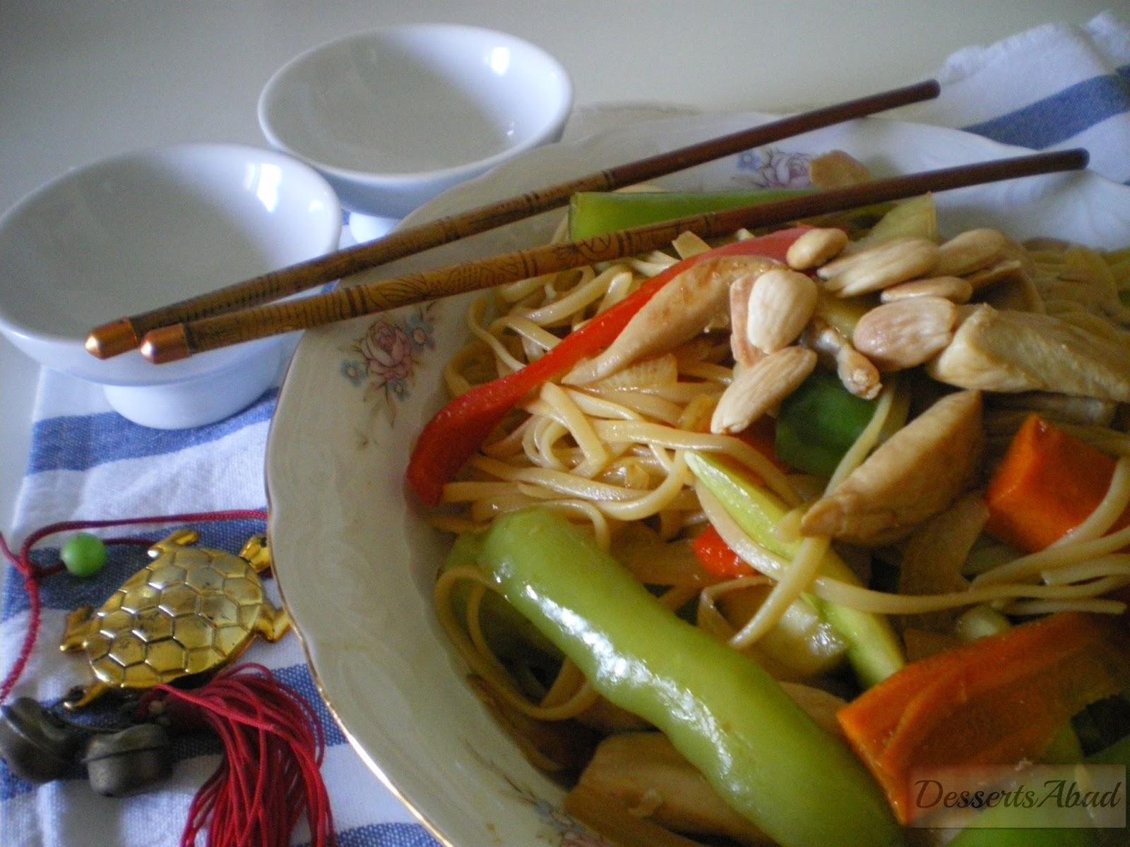 Tallarines fritos con pollo y verduras Tallarines fritos con pollo y verduras