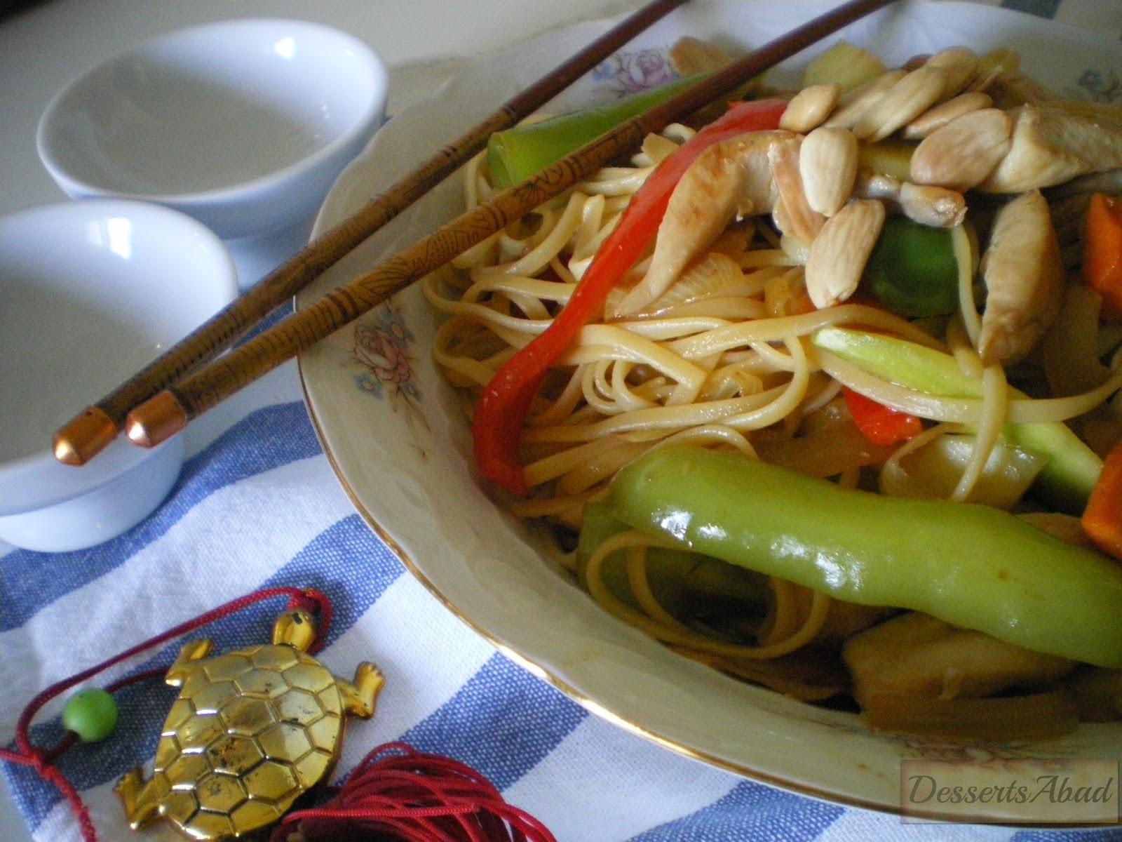 Tallarines fritos con pollo y verduras Tallarines fritos con pollo y verduras