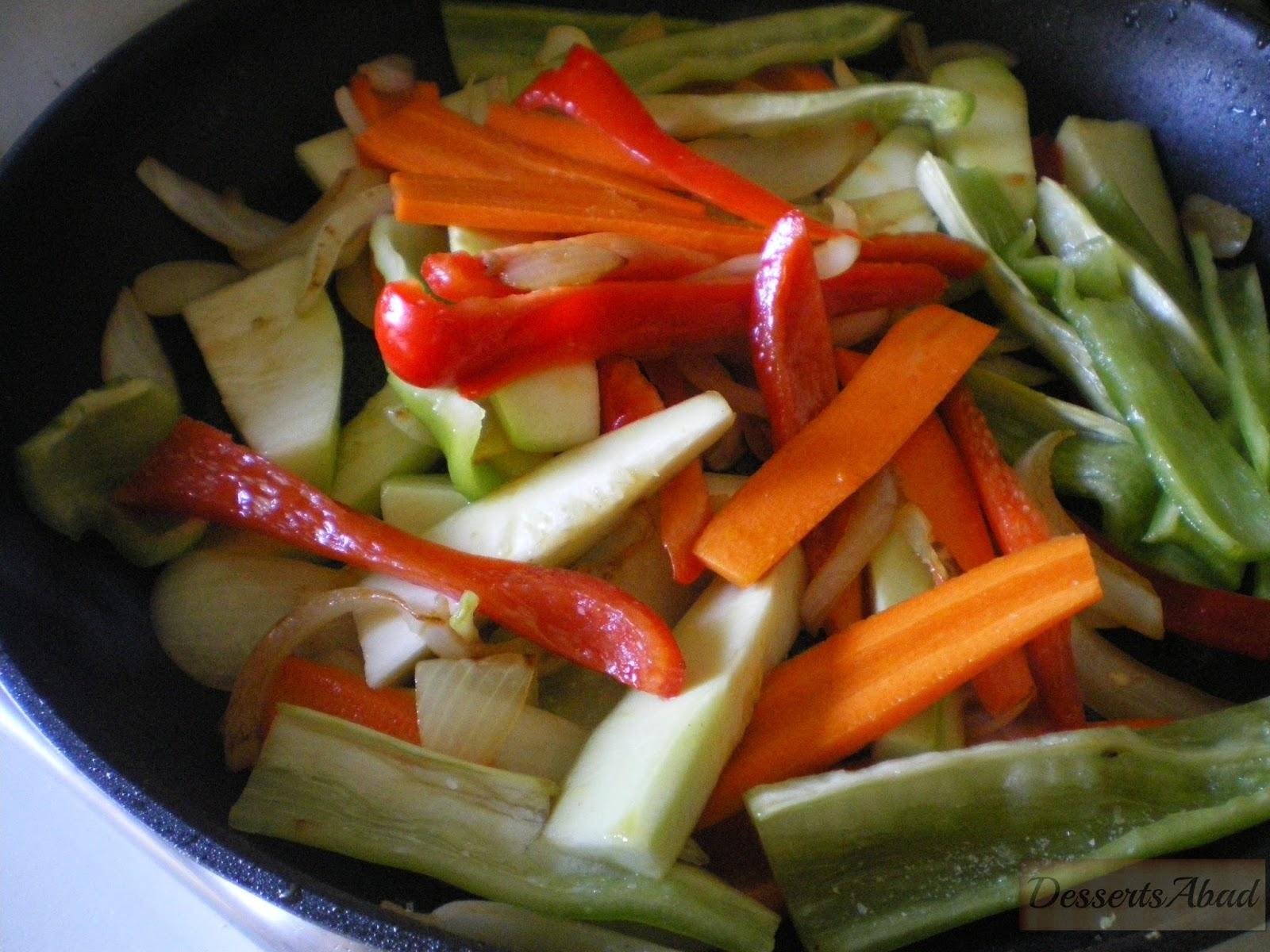 Tallarines fritos con pollo y verduras Tallarines fritos con pollo y verduras