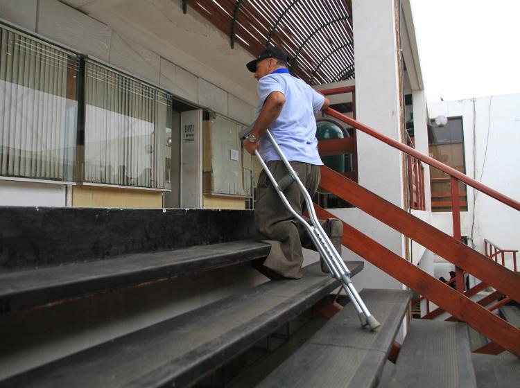 Un discapacitado tuvo que subir de rodillas al juzgado donde debía pagar una multa - Chile Un discapacitado tuvo que subir de rodillas al juzgado donde debía pagar una multa - Chile