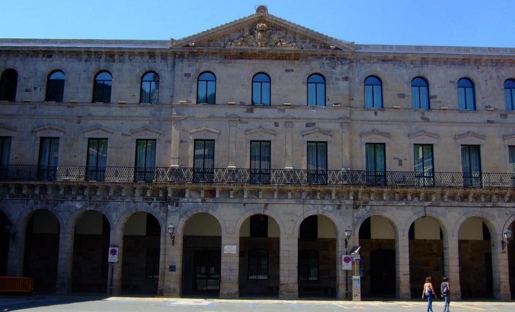 Vasconia en dos ruedas: Vergara – Real Seminario. Actualmente es sede de la U.N.E.D.