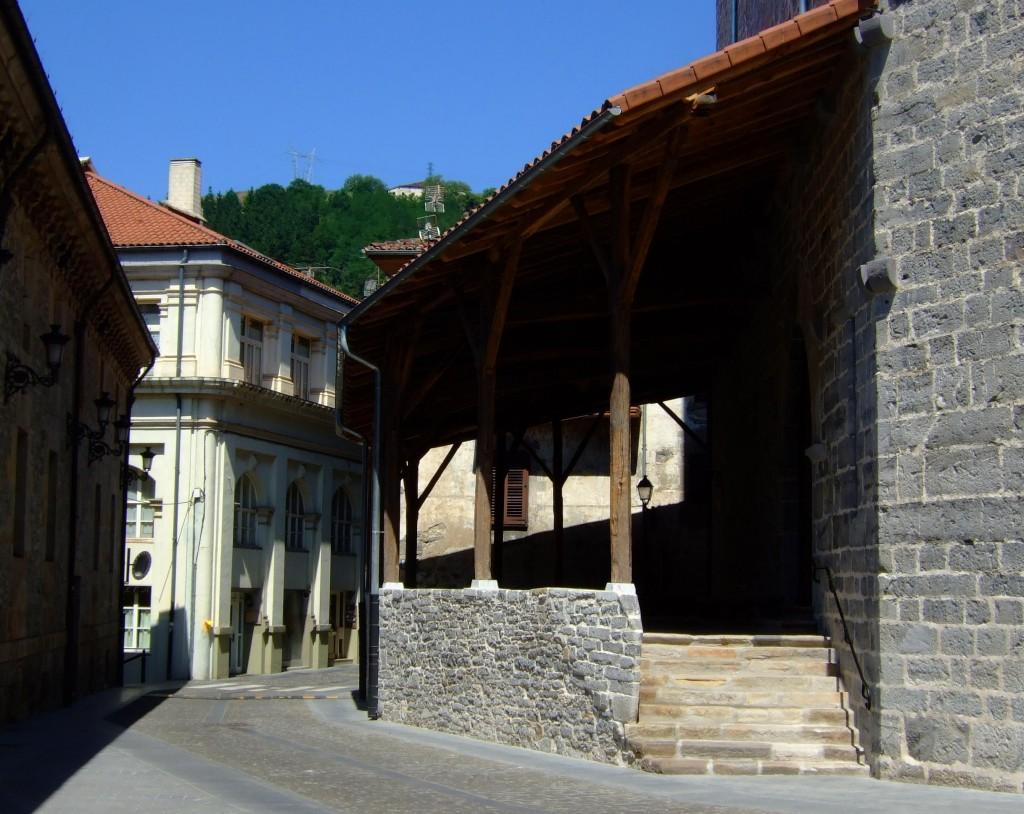 Vasconia en dos ruedas: Vergara – Pórtico oeste de la parroquia de San Pedro.