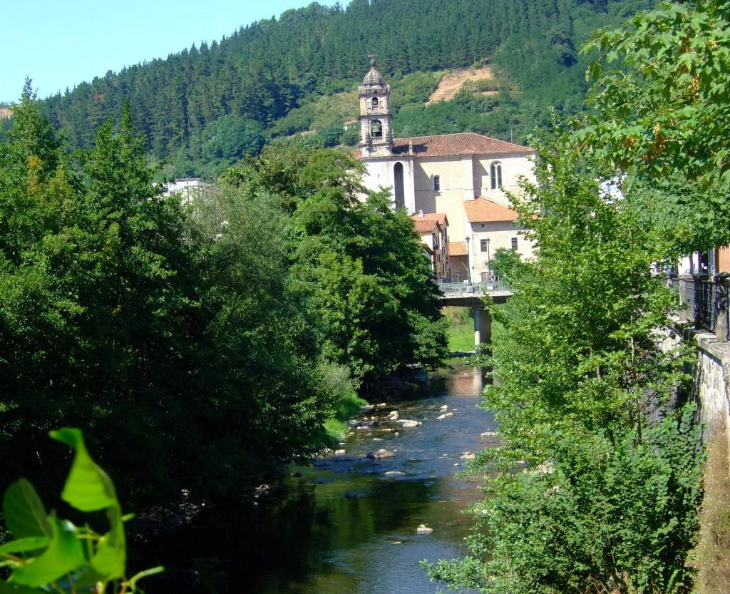 Vasconia en dos ruedas: Vergara – Río Deva y parroquia de Santa Marina al fondo.