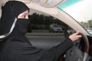 Mujer saudí conduciendo. Foto: EFE