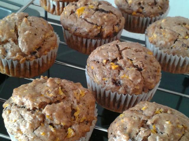 MUFFINS DE CEREAL CON MELOCOTÓN Y CHOCOLATE MUFFINS DE CEREAL CON MELOCOTÓN Y CHOCOLATE