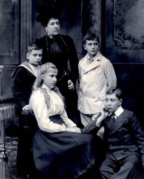 File:Princess Beatrice with children.jpg