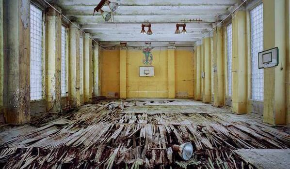 Haikyo, turismo en lugares abandonados Abandoned gymnasium at a US military base in Germany