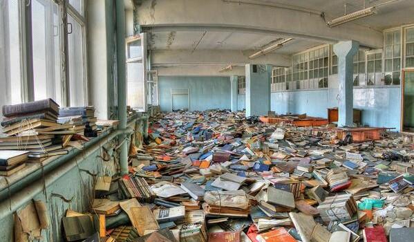 Haikyo, turismo en lugares abandonados Abandoned library outside of Moscow, Russia