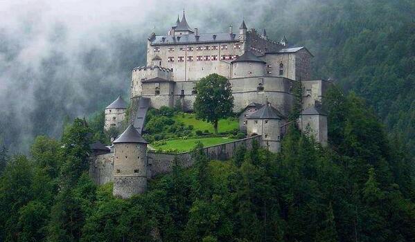 Haikyo, turismo en lugares abandonados Abandoned Hohenwerfen Fortress in Austria