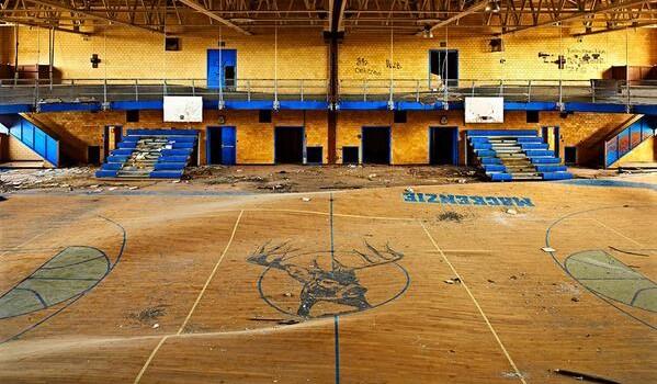 Haikyo, turismo en lugares abandonados Abandoned School Gymnasium in Detroit