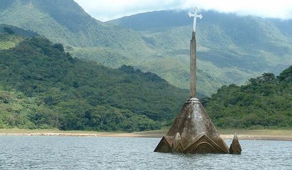 Haikyo, turismo en lugares abandonados The Church of Potosi, Venezuela