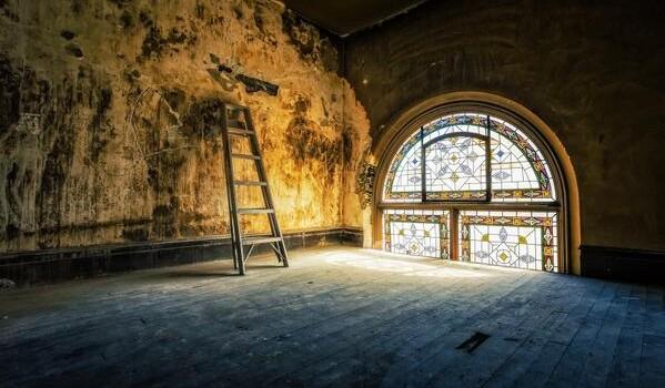 Haikyo, turismo en lugares abandonados Loft in an abandoned church