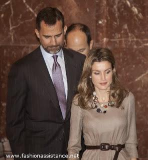 Letizia: blanco, beige y serpiente, en el Día de la Banderita. Vídeo