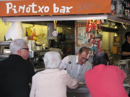 Seguimos caminando por BARCELONA.. La Boquería, No es solo un mercado, también nos podemos mimar con bares,tabernas y...