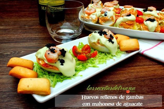 Huevos rellenos de gambas con mahonesa de aguacate Huevos rellenos de gambas con mahonesa de aguacate