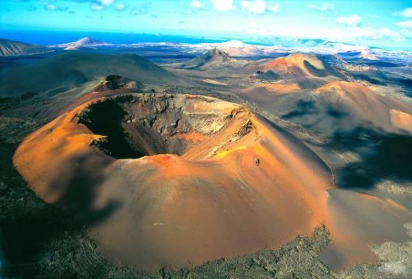 Volcanes de Lanzarote (Islas Canarias) crater_volcan_timanfaya