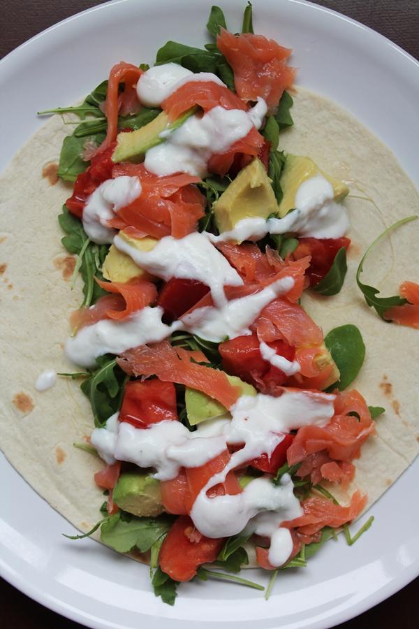 Fajitas con rúcula, salmón ahumado, aguacate, tomate y salsa de yogur IMG_7255