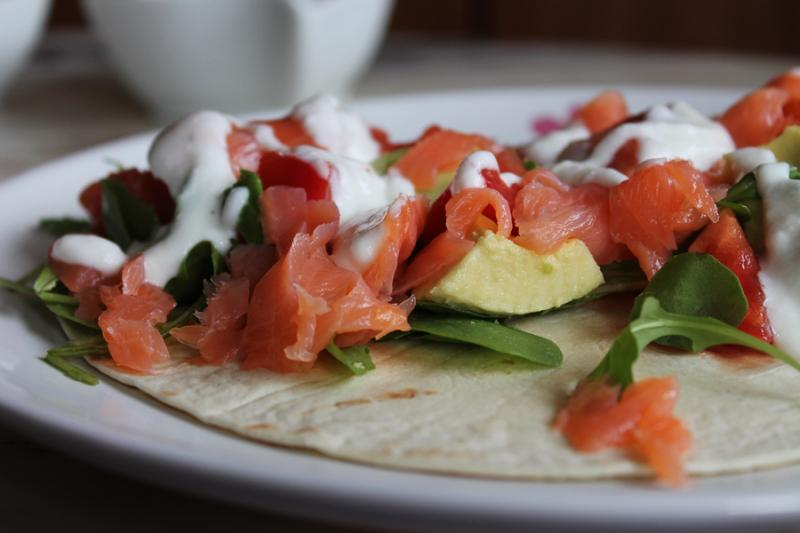 Fajitas con rúcula, salmón ahumado, aguacate, tomate y salsa de yogur IMG_7249