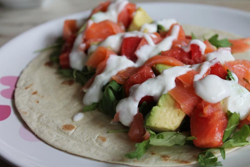 Fajitas con rúcula, salmón ahumado, aguacate, tomate y salsa de yogur IMG_7246