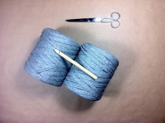 2 bobinas de trapillo, 1 ganchillo XL y unas tijeras Prepara una alfombra cuadrada