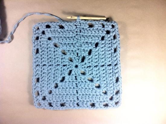 Alfombra de trapillo en proceso (tejida hasta vuelta 6) Prepara una alfombra cuadrada