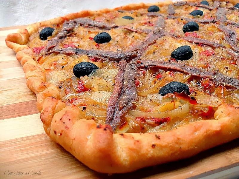 Pizza provenzal de cebolla con anchoas, pimientos del piquillo  y aceitunas