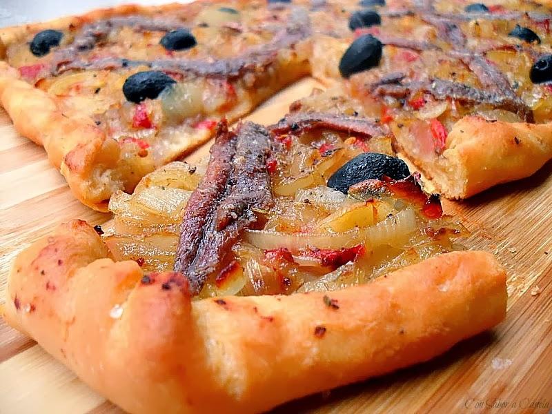 Pizza provenzal de cebolla con anchoas, pimientos del piquillo  y aceitunas