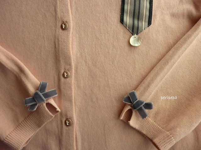CHAQUETA CON LAZO GRIS. CHAQUETA CON LAZO GRIS.