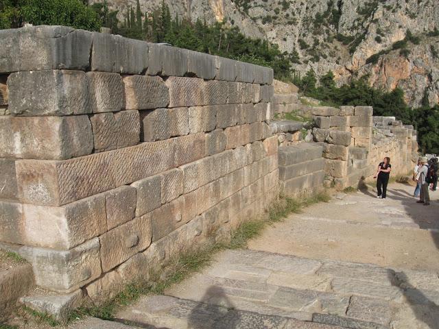 Oráculo de Delfos: el lenguaje de los dioses Oráculo de Delfos: el lenguaje de los dioses