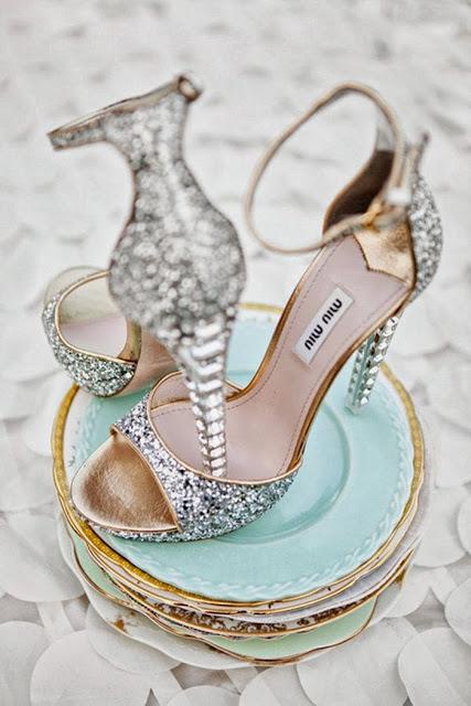WE LOVE IT!  Zapatos para novias que quieren ser princesas...
