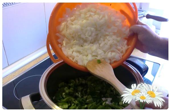 Incorporamos la cebolla al pimiento verde. Incorporamos la cebolla al pimiento verde.