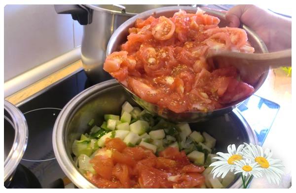 Procedemos a incorporar el tomate. Procedemos a incorporar el tomate.