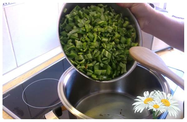 Añadimos el pimiento verde Añadimos el pimiento verde