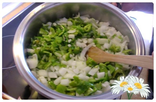Rehogamos los ingredientes. Rehogamos los ingredientes.