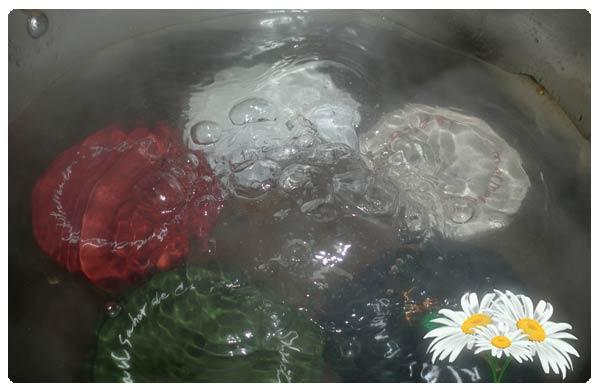 Dejamos los botes en agua hirviendo durante 30 MINUTOS. (Cuidado que quema) Dejamos los botes en agua hirviendo durante 30 MINUTOS. (Cuidado que quema)