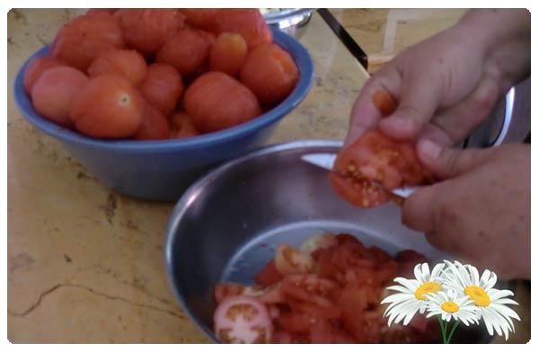 Picamos los tomates. Picamos los tomates.