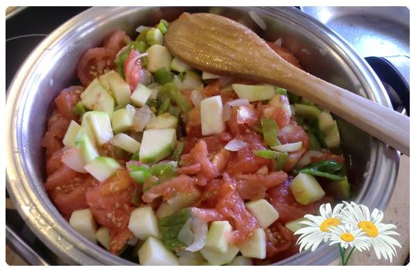 Rehogamos todos los ingredientes. Rehogamos todos los ingredientes.