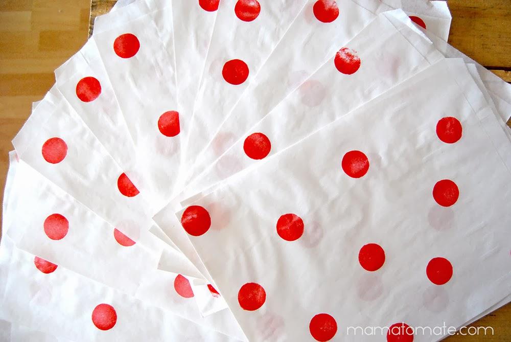 Cómo decorar bolsas o cómo hacer que una bolsa de papel blanca tenga varicela