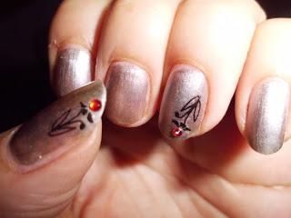 Manicura plateada con piedrecita roja. Manicura plateada con piedrecita roja.
