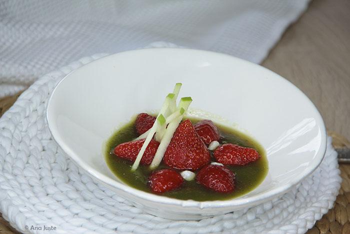 Fresas con salsa de compota de manzana y albahaca IMG_0366 fresas con albahaca